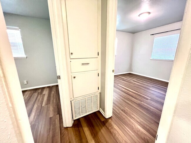 Building Photo - 216 S Bristow Ave