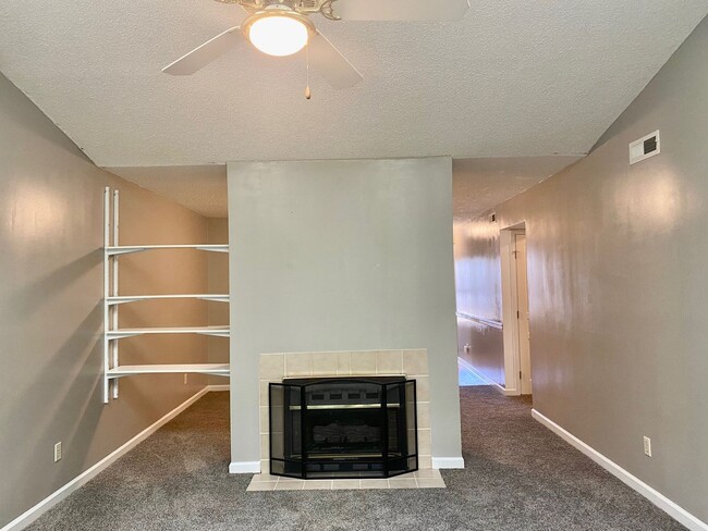 Building Photo - West AVL - Newly Renovated 2/2 Condo