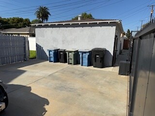 outdoor gated parking - 444 N Hollywood Way