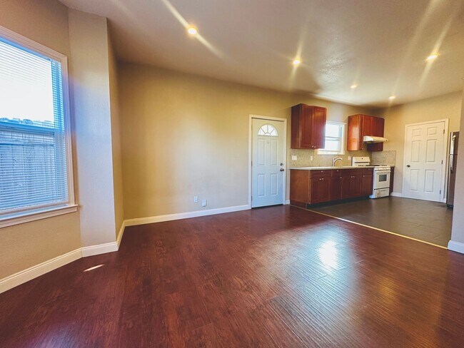 Building Photo - Tran 59th Triplex