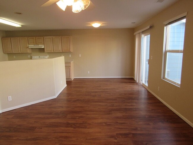 Building Photo - Duplex style townhome in Fox Run -Walking ...