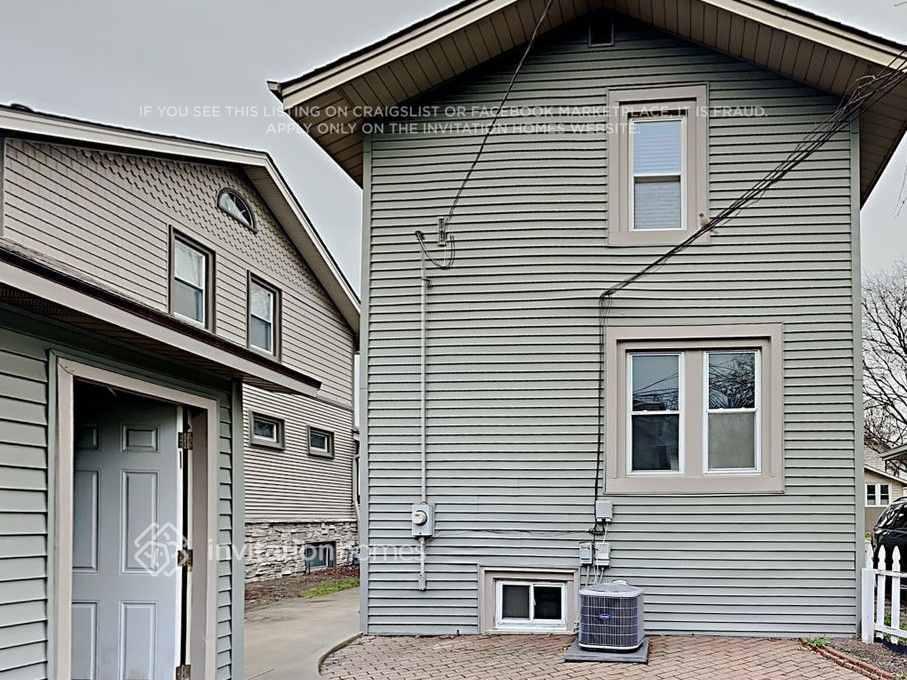 Building Photo - 862 Carpenter Ave