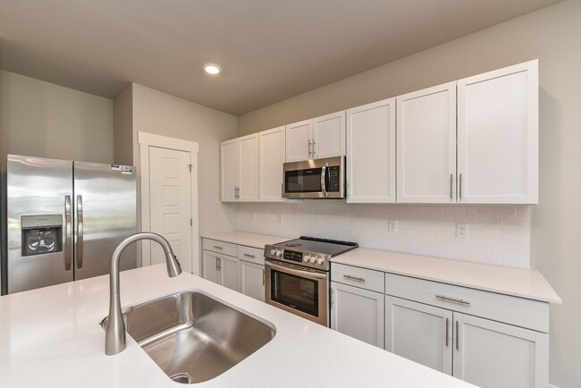 Building Photo - **2022-BUILT TOWNHOME WITH FABULOUS COMMUN...