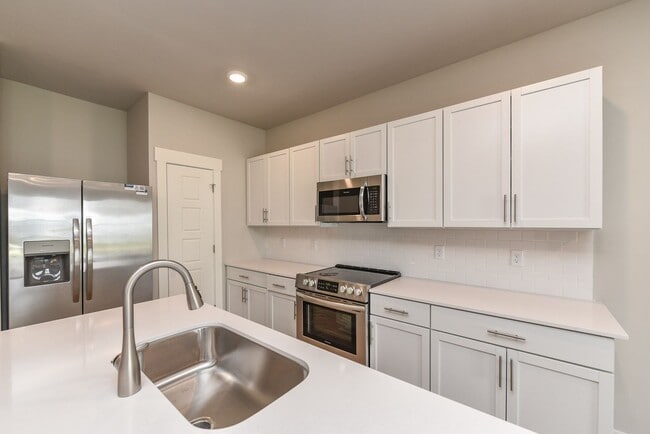 Building Photo - **2022-BUILT TOWNHOME WITH FABULOUS COMMUNITY AMENITIES**