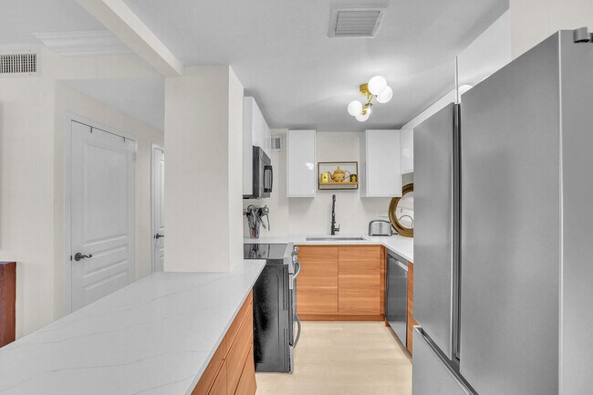 Building Photo - 2800 N Flagler Dr