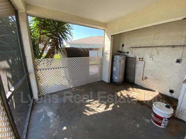 Building Photo - 801 SE 5th Ave