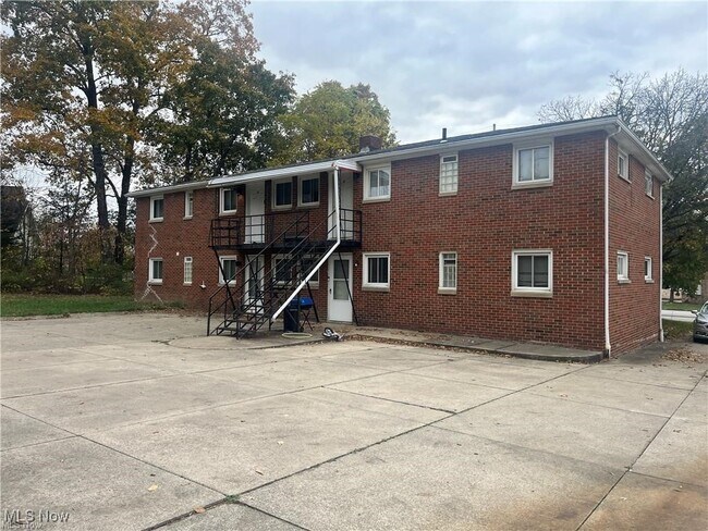 Building Photo - 476 Graham Rd