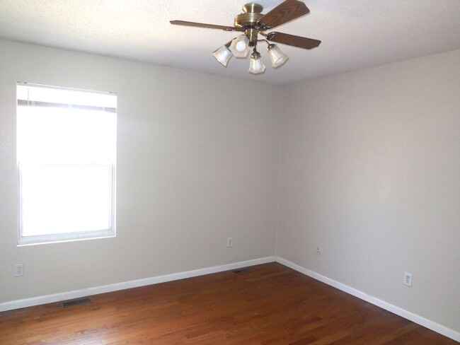 Building Photo - 3 Bedroom 2 Bath Bi-Level Home w/ Two Car ...