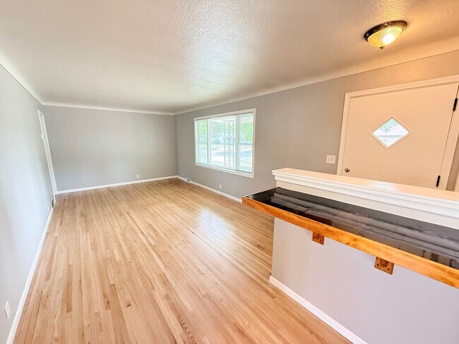 Building Photo - Spacious 4 Bed, 2 Bath Home – Perfect for Families or Roommates