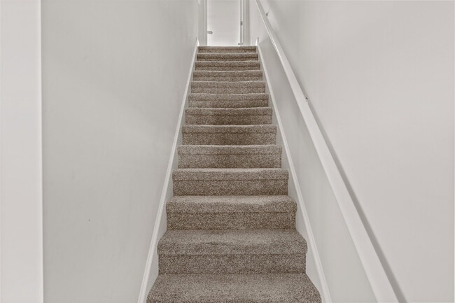 Building Photo - Charming 2-Bedroom, 2.5 Baths Townhouse in...