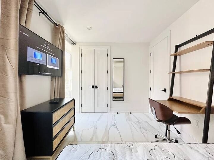 Building Photo - Furnished room/NOT APARTMENT