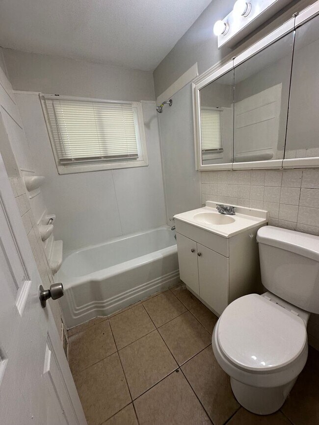 Building Photo - 4 Bed 1 Bath