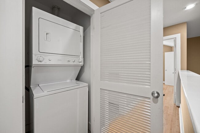 Building Photo - 5951 S Loop E