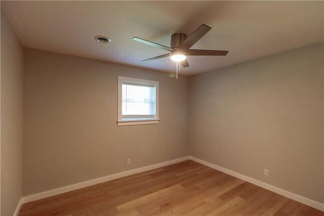 Building Photo - 811 N Pleasant St