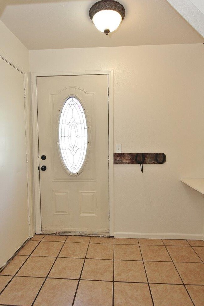 Building Photo - 816 S Wardwell Ave