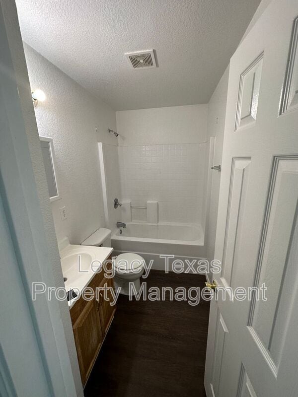 Building Photo - 901 N Border St