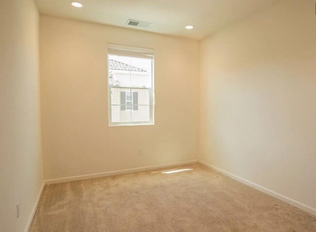 Building Photo - 39872 Sawyer Terrace