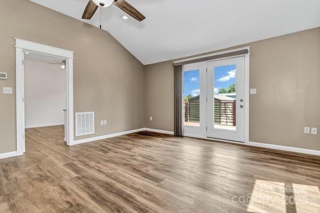 Building Photo - 150 Oak Hill Rd