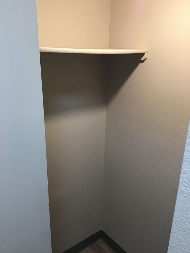 Building Photo - Spacious 1 Bedroom