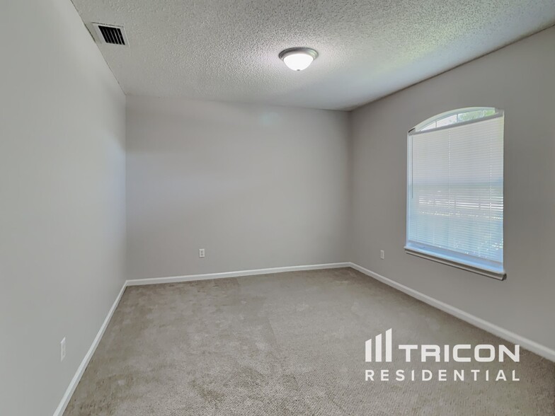 Building Photo - 3705 Woodbriar Dr