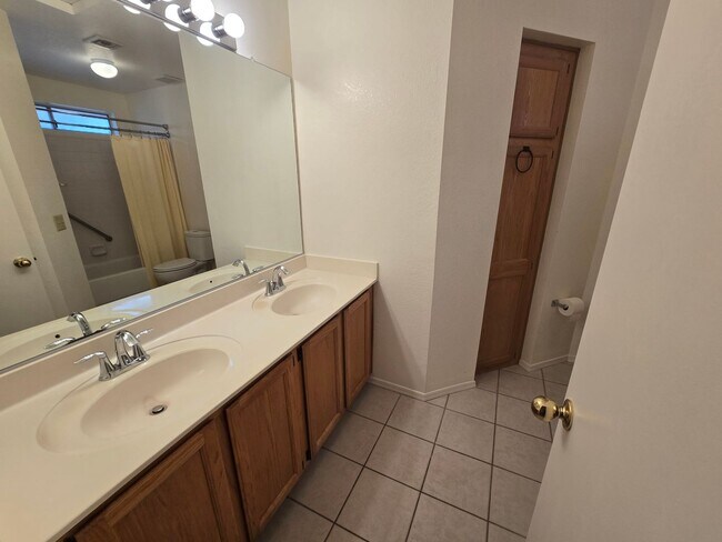 Building Photo - 1120 N Val Vista Dr