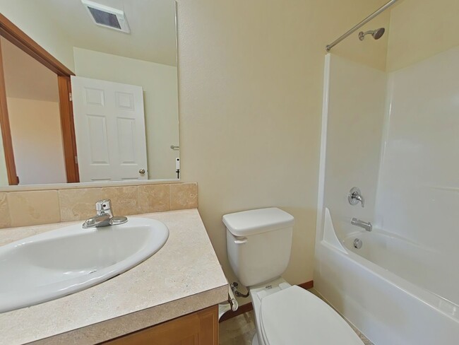 Building Photo - 5 Bedroom Home ~ Close to Campus