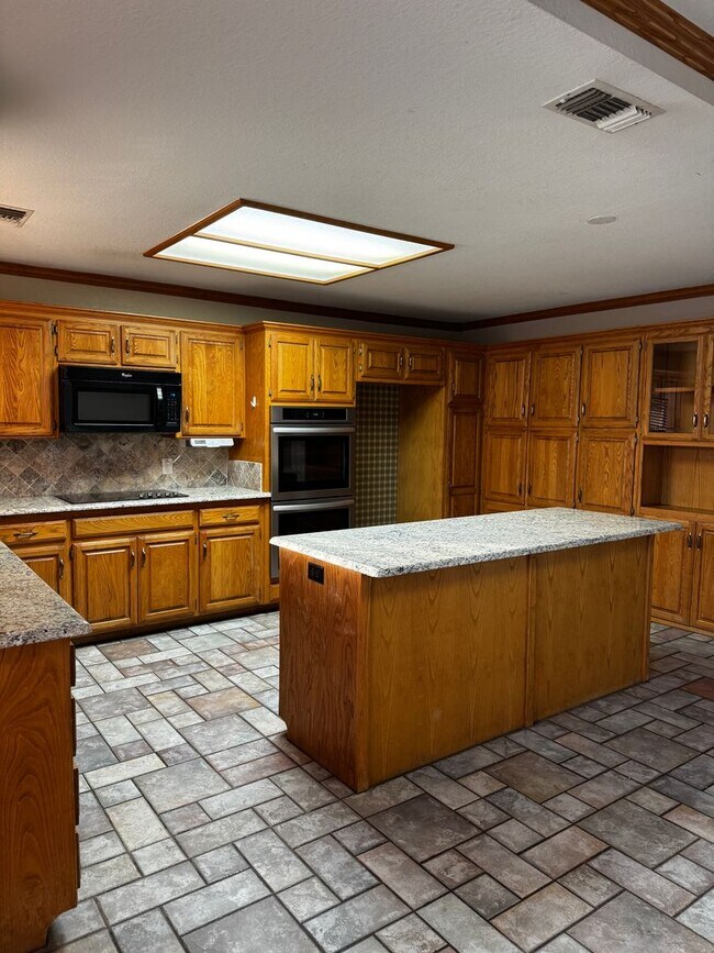 Building Photo - 4 Bedrooms 3 bathrooms, OFFICE 2 living rooms, and 2 car garage