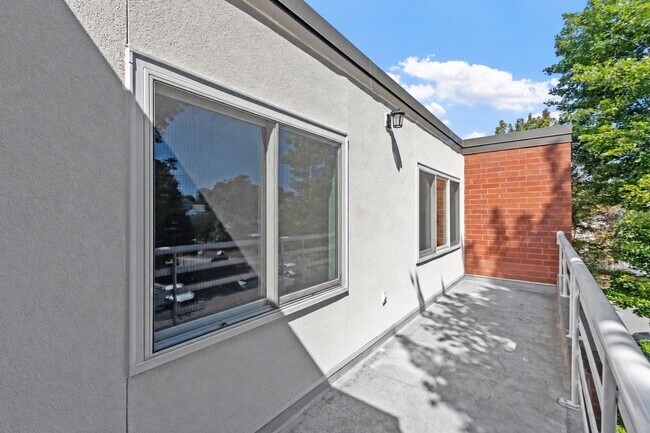 Building Photo - 487 Place Ln