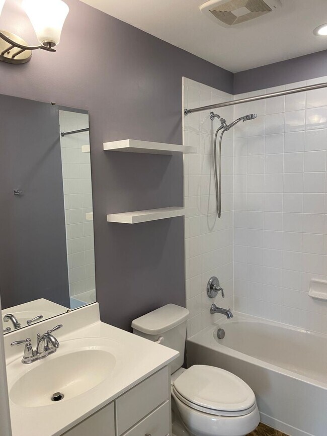 Building Photo - -- AVAILABLE MAY 8TH -- 3 BR / 3.5 BA End Unit Townhome, Available May 8th!