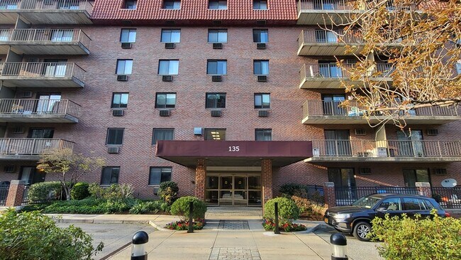 Building Photo - 135 Pleasant St