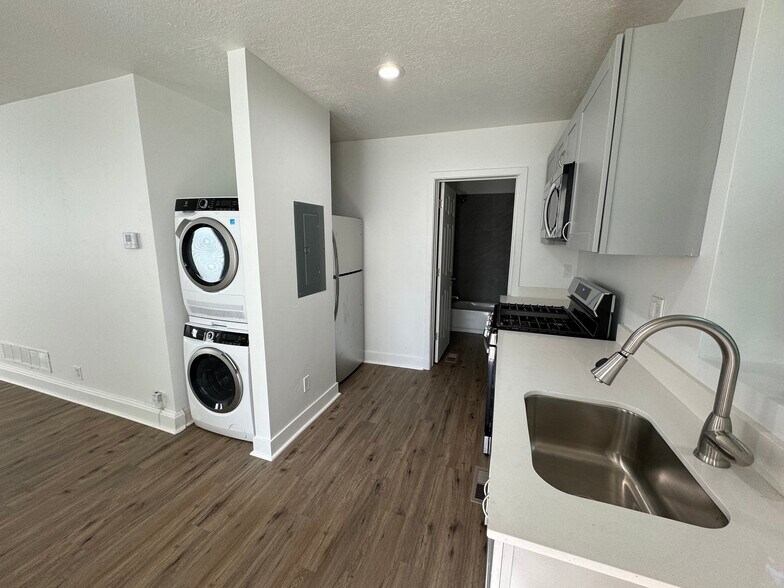 Building Photo - 545 E 600 S