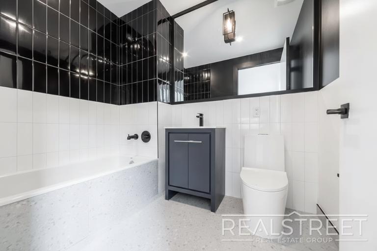 Building Photo - STUNNING STUDIO | PERFECT STARTER APARTMENT -Skyline Views-Full amenity building-Stainless steel kit