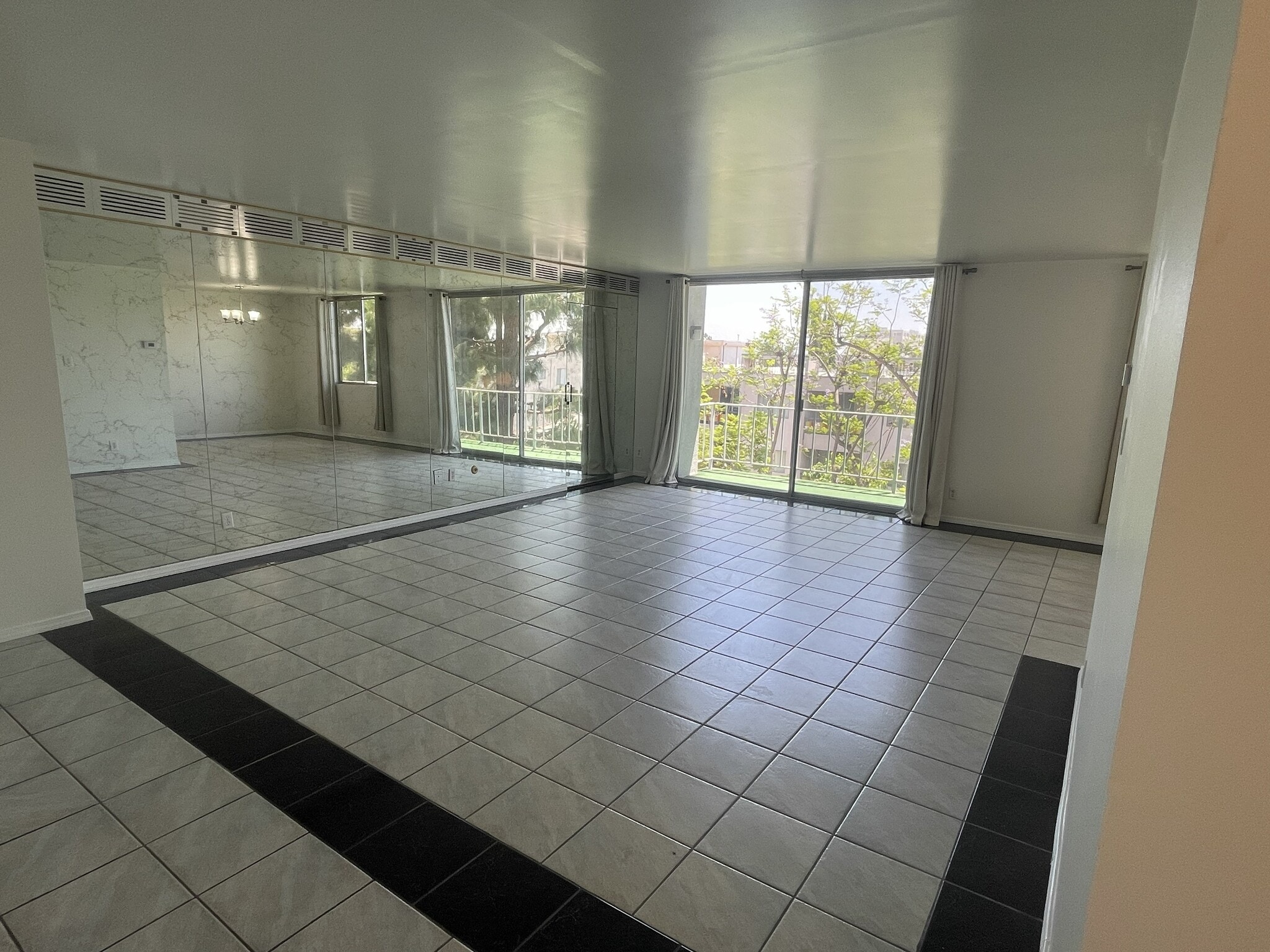 Building Photo - 100 S Doheny Dr