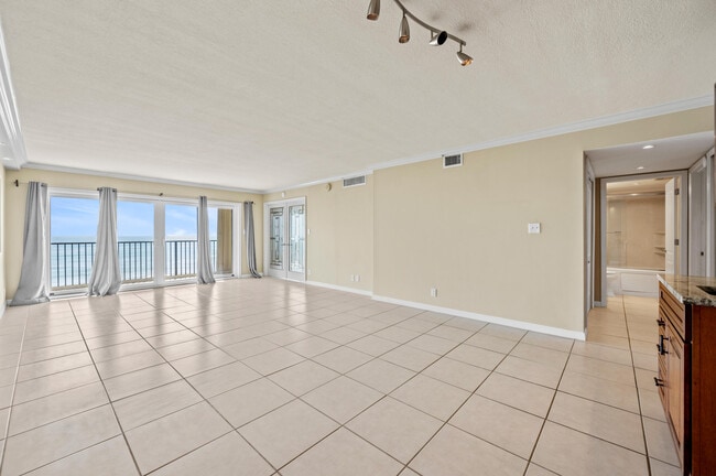 Building Photo - 995 N Hwy A1A