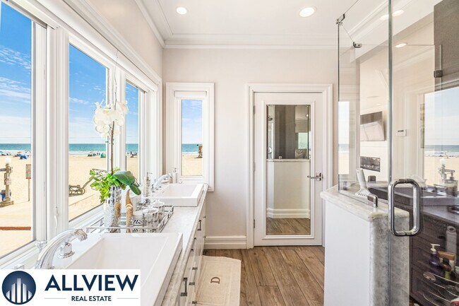 Building Photo - Stunning Beach House located on Newport Be...