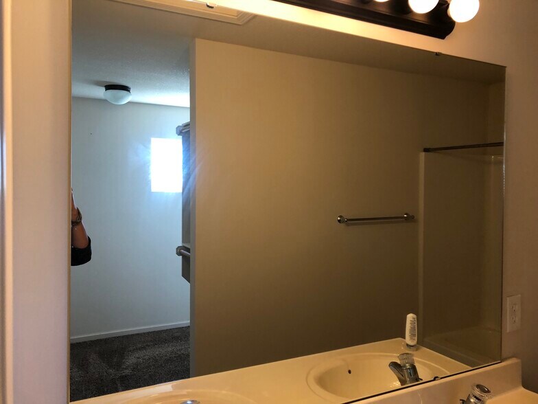 Building Photo - 14259 Oakland Ct