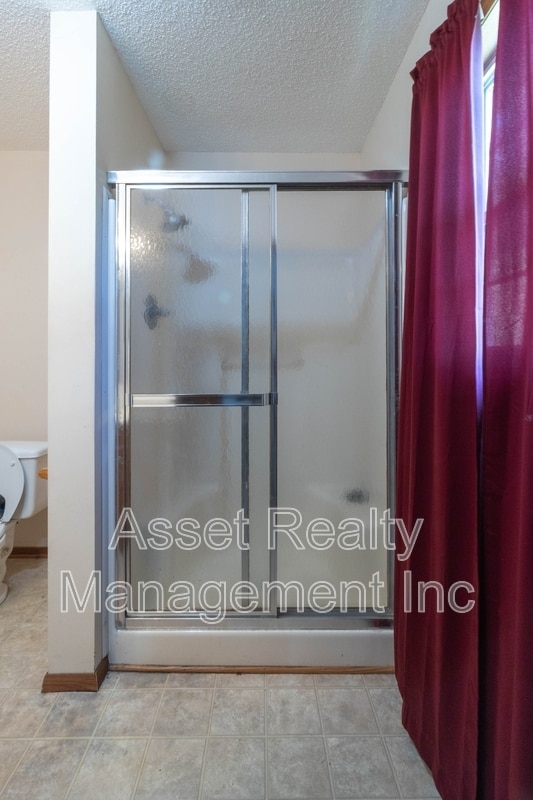 Building Photo - 817 Ridgeview Dr