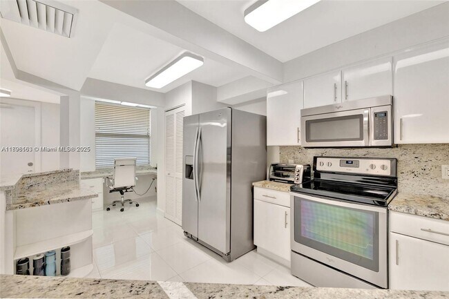 Building Photo - 9650 S Ocean Dr