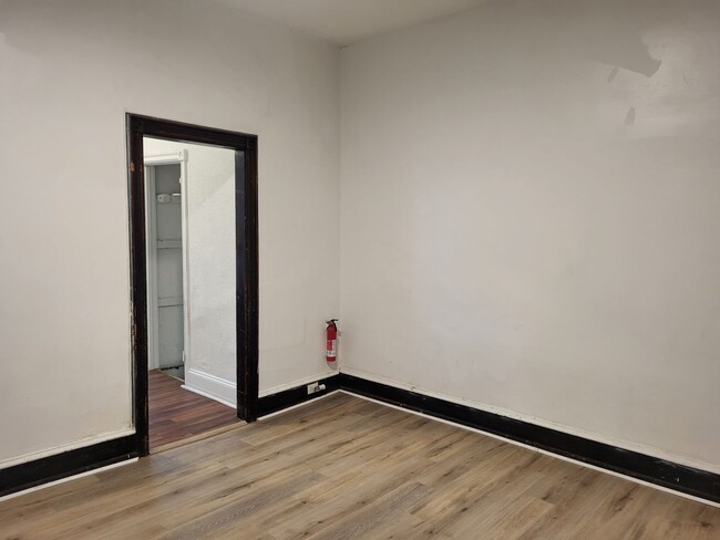 Building Photo - Spacious 4 bedroom/2 bath in Oakland - Clo...