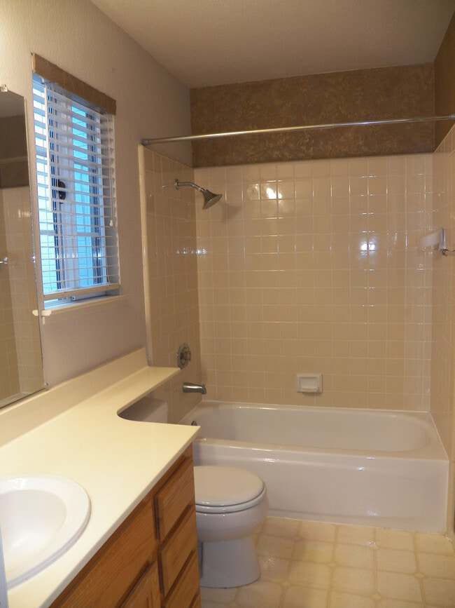 Building Photo - Spacious North San Jose Townhouse - Available Now!