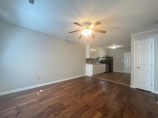 Building Photo - AVAILABLE TO SHOW!