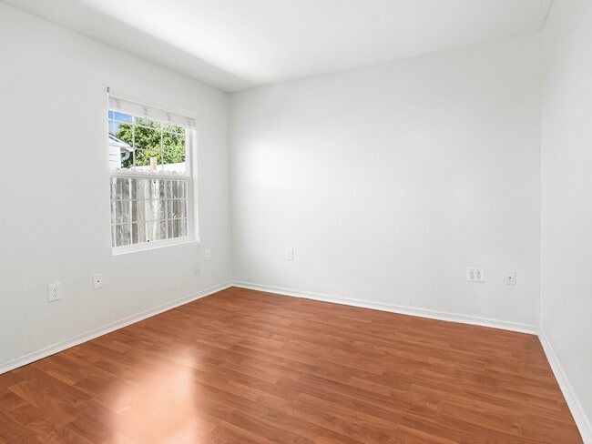 Building Photo - Duplex Living