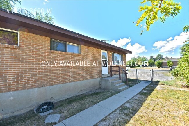 Building Photo - Updated 2 Bed Taylorsville Unit! No Deposi...