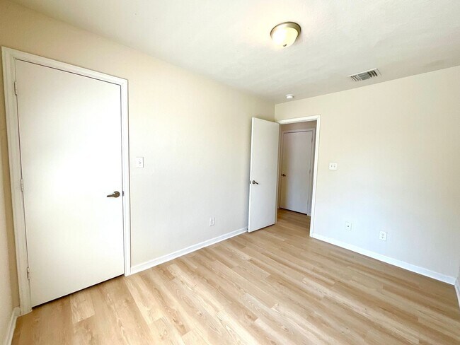 Building Photo - 1611 N Navidad St