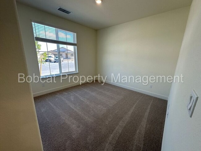 Building Photo - 923 Nelle Dr