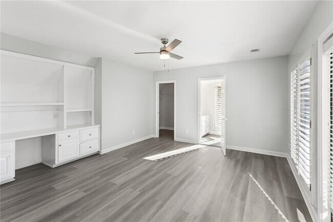 Building Photo - 2910 Emerald Dr