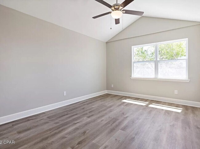 Building Photo - Beautifully Renovated 3B/2Bth Townhome