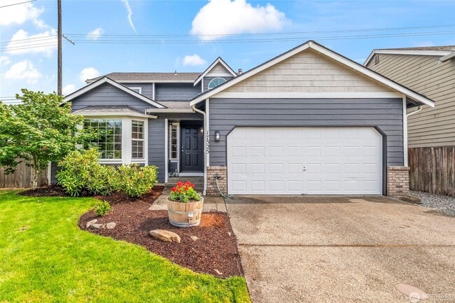 Primary Photo - Amazing 4 br 2.5 bedroom 2000 sqft home!