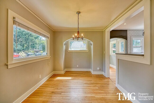 Building Photo - 3 BD SW Portland Home Near Multnomah Village