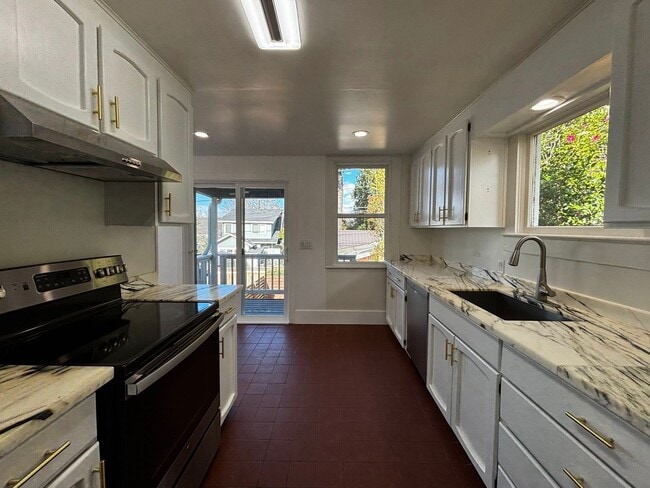 Building Photo - Charming duplex-style house in the heart of Green Lake and Tangletown